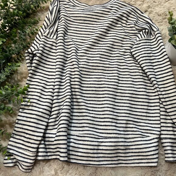 Black & White Striped Beach Sweater– Casual Style - Picture 2 of 2